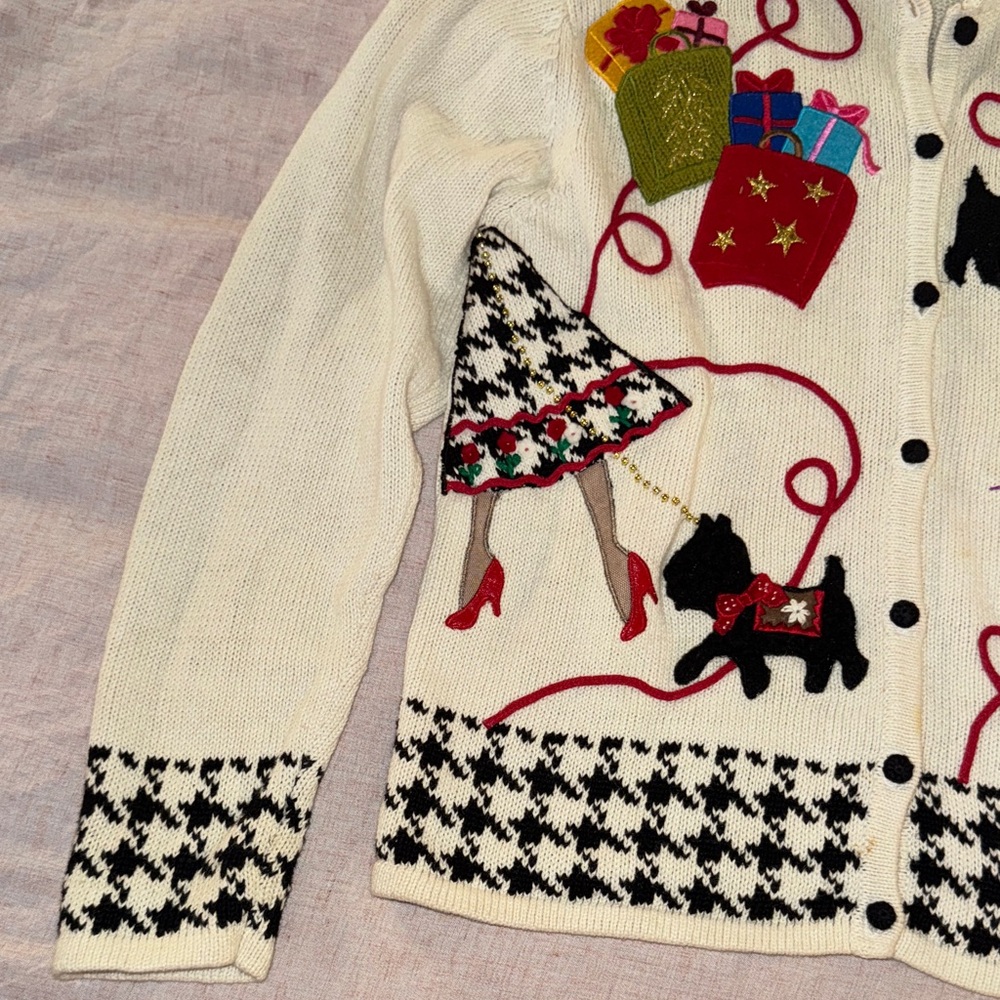 Vintage White Cardigan with Festive Shopping Embroidery - Picture 2 of 13